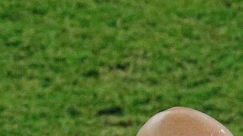 Cristiano Ronaldo (derecha) estrecha la mano del estadounidense Clint Dempsey y del portero Tim Howard (izquierda).