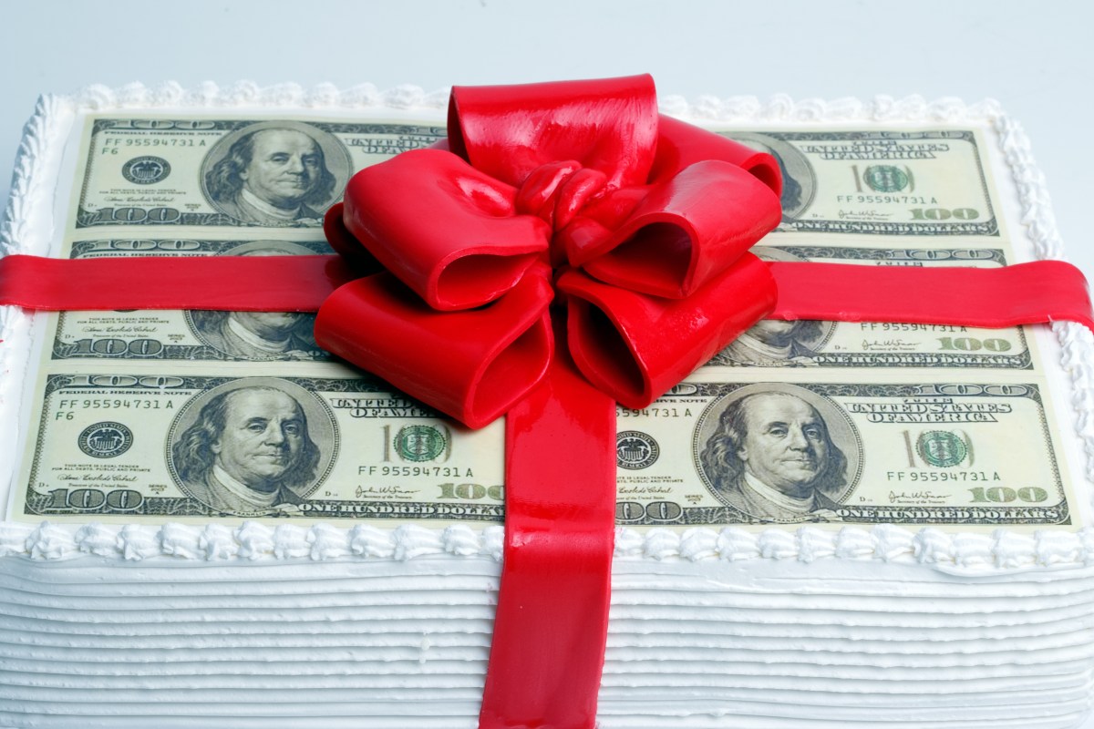 Mujer gana $1 millón en la lotería un día antes de su cumpleaños