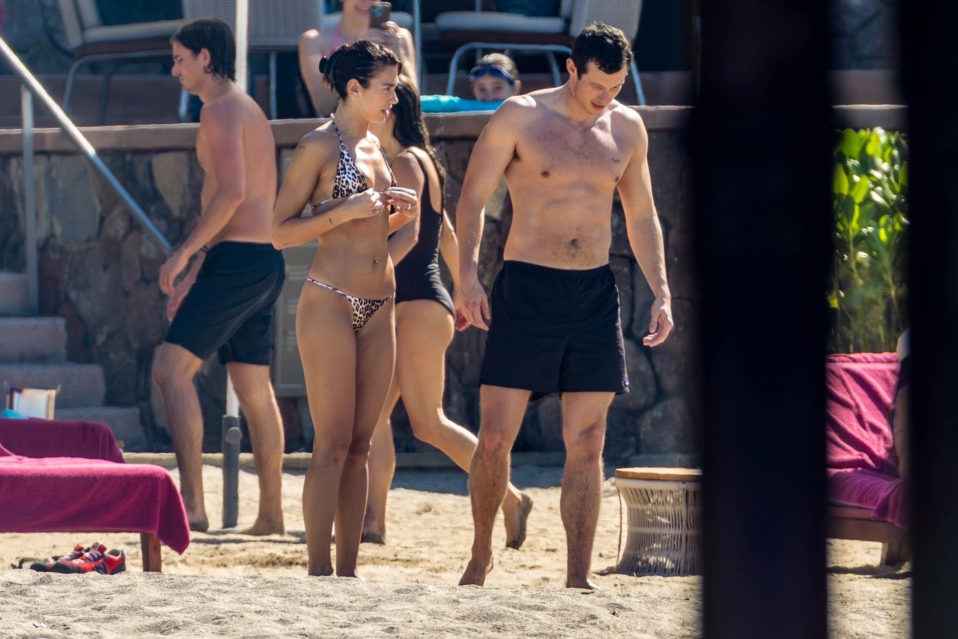 Dua Lipa lució un bikini con estampado animal durante este descanso de su gira junto a su prometido.