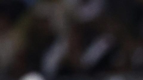 Memphis Depay de Corinthians patea un balón este domingo, en el partido de vuelta de la final de la Copa de Brasil entre Vasco Da Gama y Corinthians en el Estadio Maracana, en Rio de Janeiro.