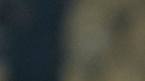 Victor Osimhen, del Galatasaray, a la derecha, disputa el balón con Edson Alvarez, del Fenerbahce, durante un partido de la Superliga turca entre el Fenerbahce y el Galatasaray, en Estambul, Turquía, el lunes 1 de diciembre de 2025.