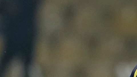 Victor Osimhen, del Galatasaray, a la derecha, disputa el balón con Edson Alvarez, del Fenerbahce, durante un partido de la Superliga turca entre el Fenerbahce y el Galatasaray, en Estambul, Turquía, el lunes 1 de diciembre de 2025.