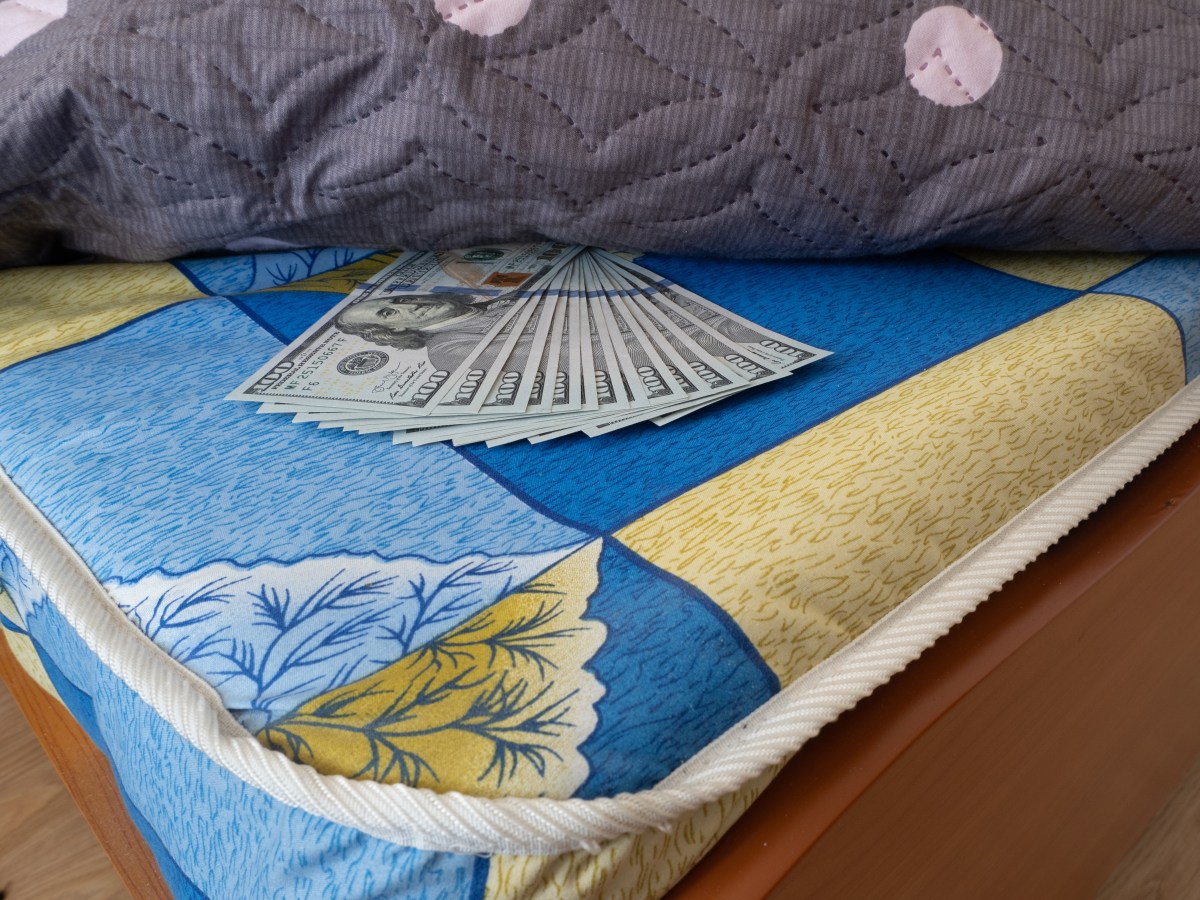 Mujer de 82 años descubre que su esposo fallecido tenía escondidos $100,000 dólares