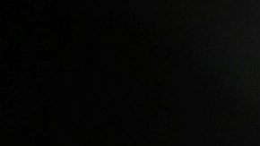 Henry Cejudo celebra tras su combate por el campeonato de peso mosca.