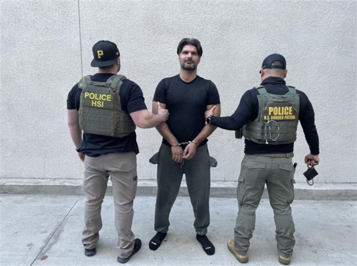 ICE anuncia el arresto de 101 conductores inmigrantes tras operativo en vías de California