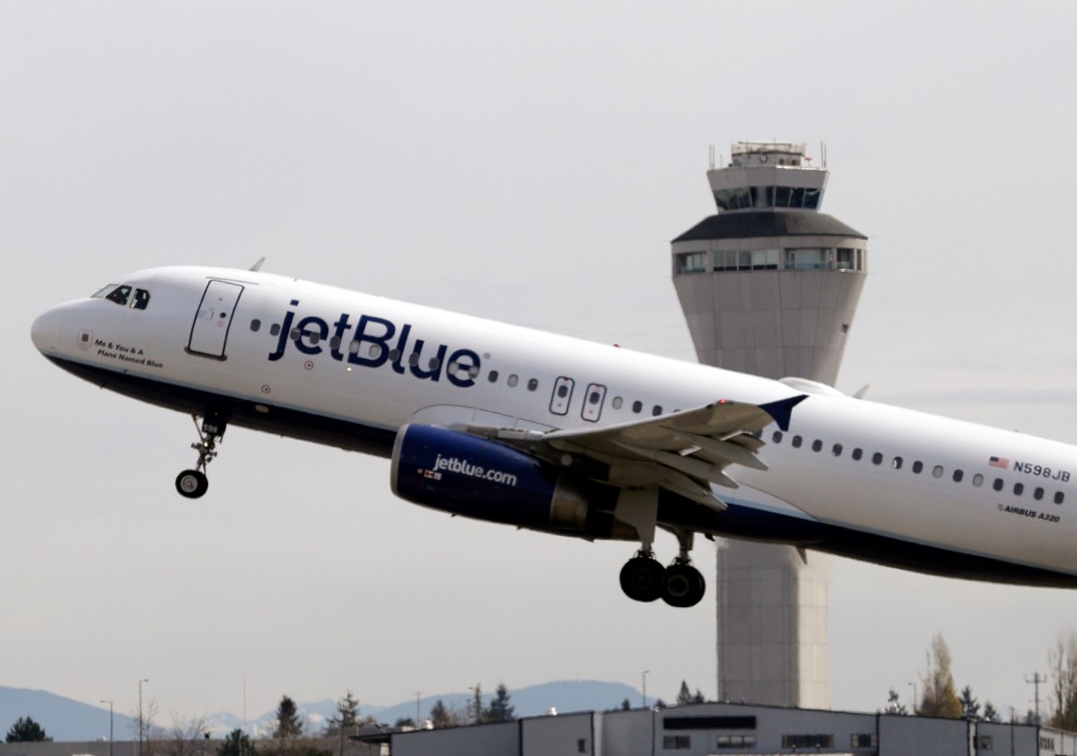 Avión de JetBlue rumbo a Nueva York casi choca en el aire con aeronave militar de EE.UU. frente a Venezuela