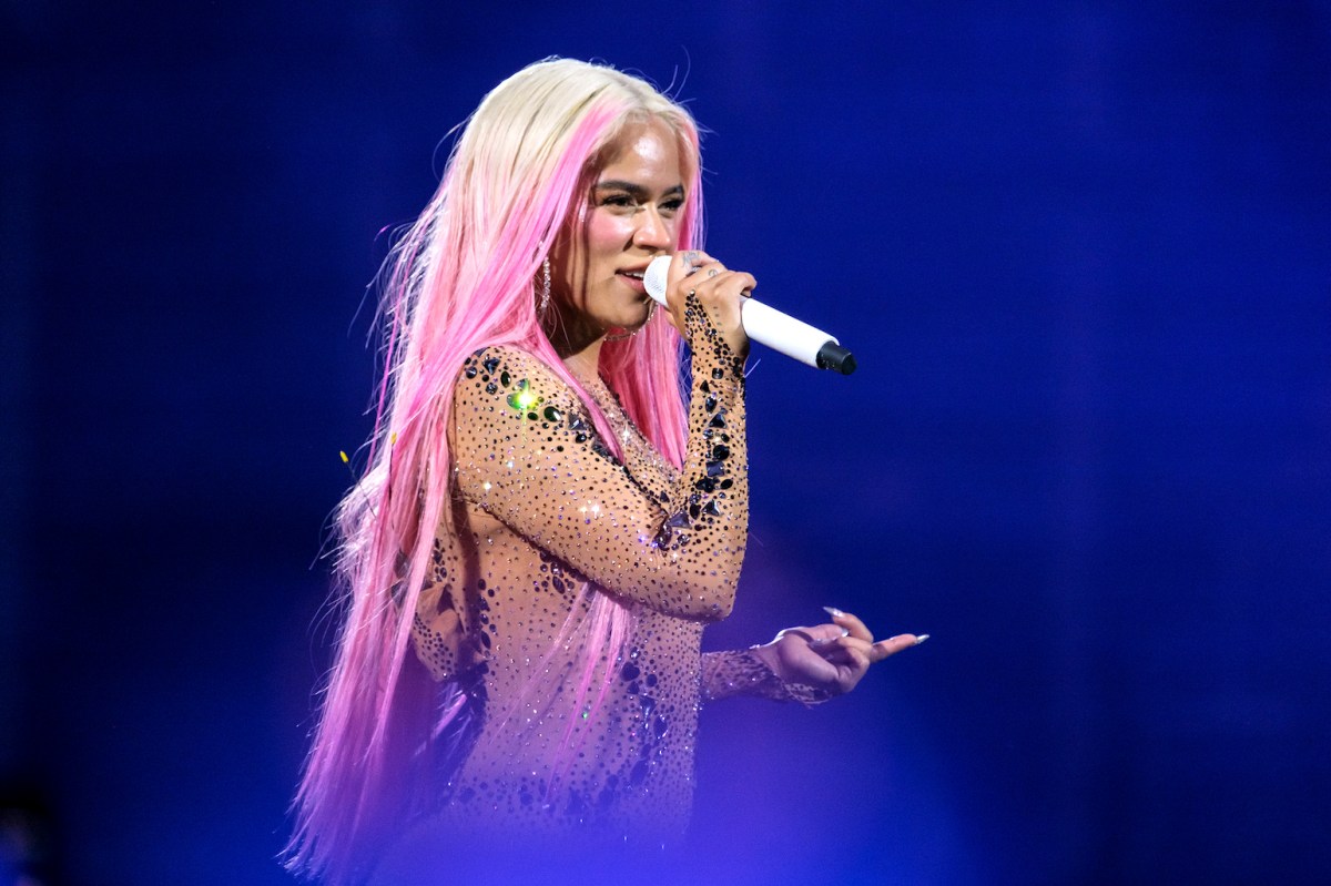 Karol G sorprende a sus fans con radical cambio de look que ella misma se realizó