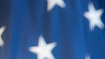 Congresistas exigen a Kristi Noem retirar propuesta de “carga pública” por daños a familias migrantes