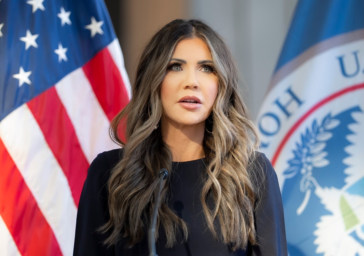 Congresistas exigen a Kristi Noem retirar propuesta de “carga pública” por daños a familias migrantes