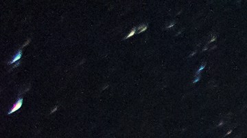 La lluvia de estrellas Gemínidas se refiere a lluvias de meteoroides o estrellas fugaces que ingresan a la atmósfera, generando un espectáculo visible.