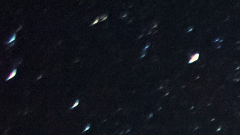 La lluvia de estrellas Gemínidas se refiere a lluvias de meteoroides o estrellas fugaces que ingresan a la atmósfera, generando un espectáculo visible.