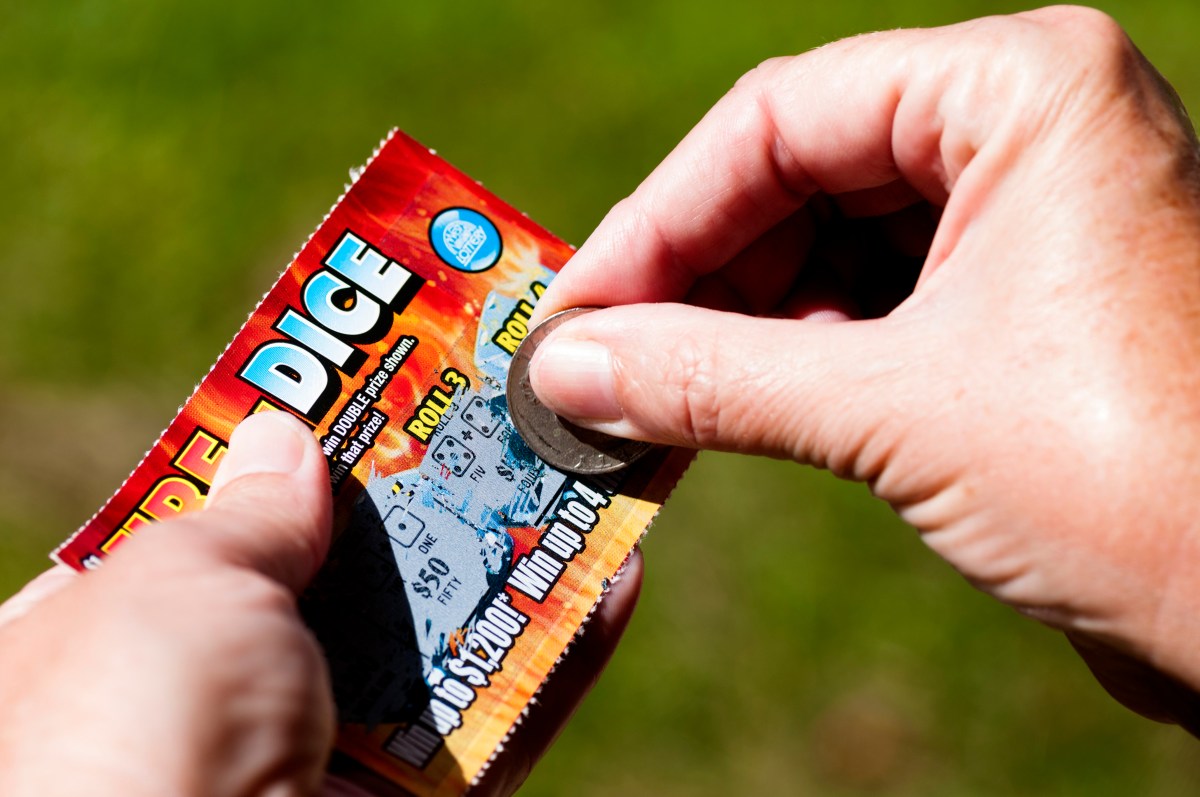 Hombre gana $100,000 en la lotería con boleto que le regalaron