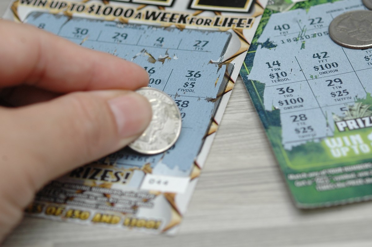 Jugadora de lotería usa curiosa estrategia al jugar raspadito y gana $100,000