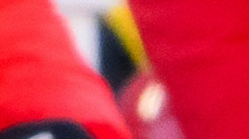 El mariscal de campo de los Kansas City Chiefs, Patrick Mahomes (15), resultó lesionado tras ser derribado por el tackle defensivo de Los Angeles Chargers, Da'Shawn Hand (91), durante la segunda mitad de un partido de fútbol americano de la NFL, el domingo 14 de diciembre de 2025 en Kansas City.