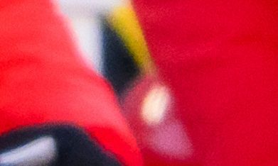 El mariscal de campo de los Kansas City Chiefs, Patrick Mahomes (15), resultó lesionado tras ser derribado por el tackle defensivo de Los Angeles Chargers, Da'Shawn Hand (91), durante la segunda mitad de un partido de fútbol americano de la NFL, el domingo 14 de diciembre de 2025 en Kansas City.