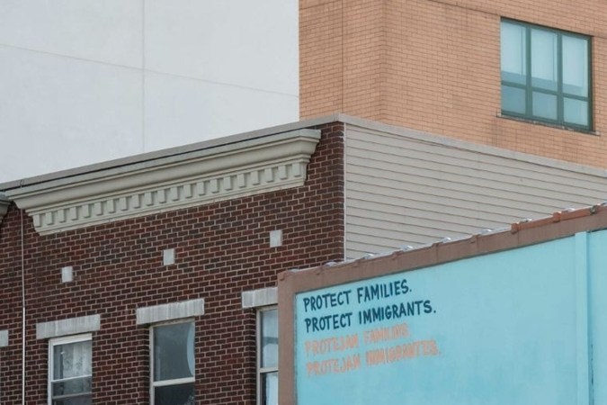 Inauguran un mural gigante en NYC en defensa de los migrantes y vendedores ambulantes