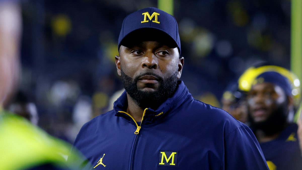 Arrestan a entrenador de la Universidad de Michigan tras despido por supuesta relación adúltera dentro del equipo