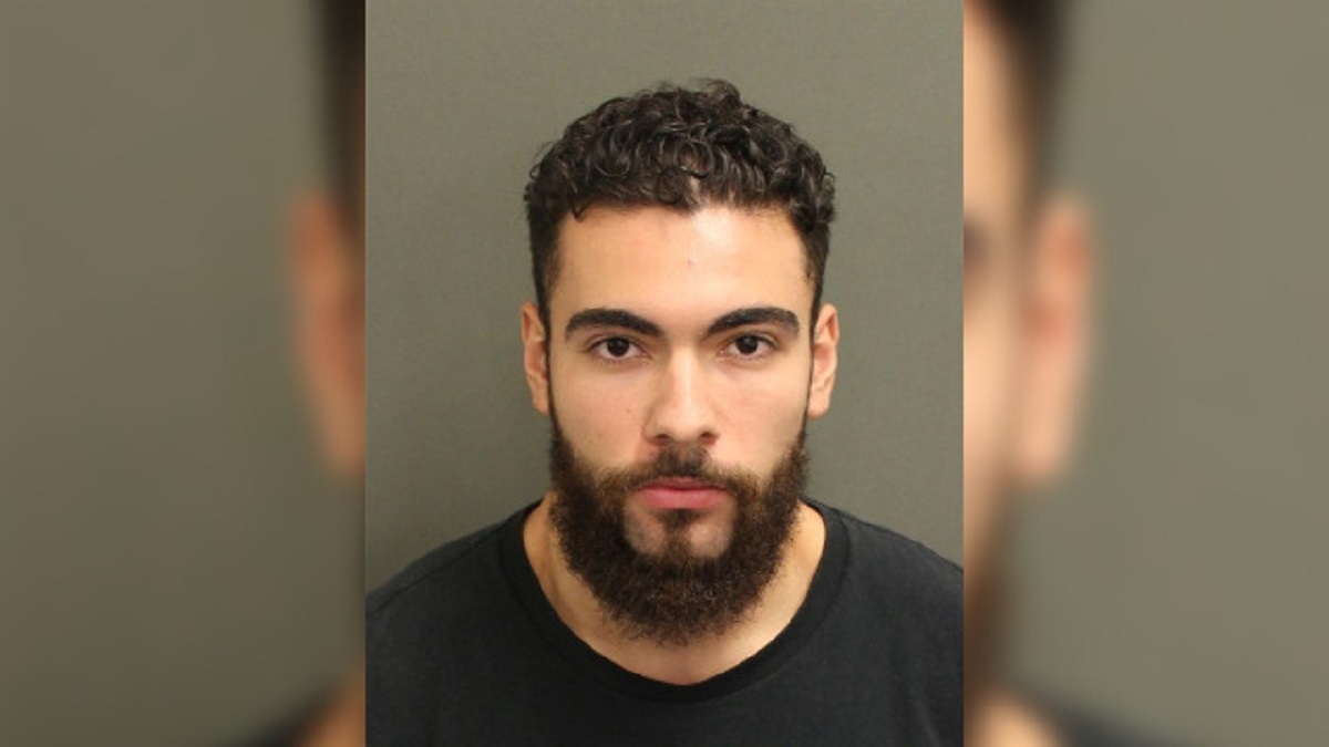 Hallan presunto rifle en el dormitorio de un estudiante en Florida tras ordenar 1,500 rondas de munición