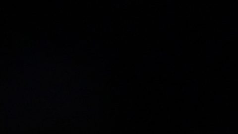 El alero de los Spurs de San Antonio, Victor Wembanyama (1), atrapa un pase.