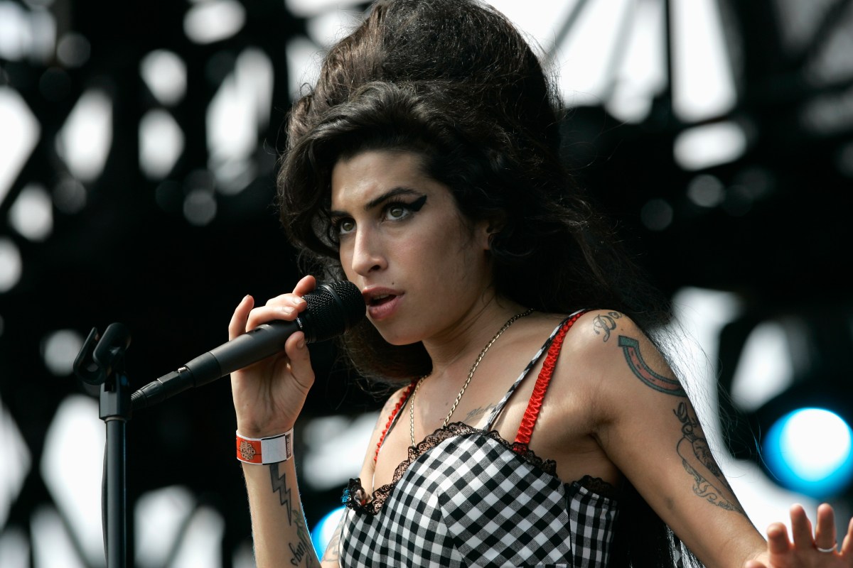 Padre de Amy Winehouse demanda a dos amigas de la cantante por subastar objetos sin su permiso