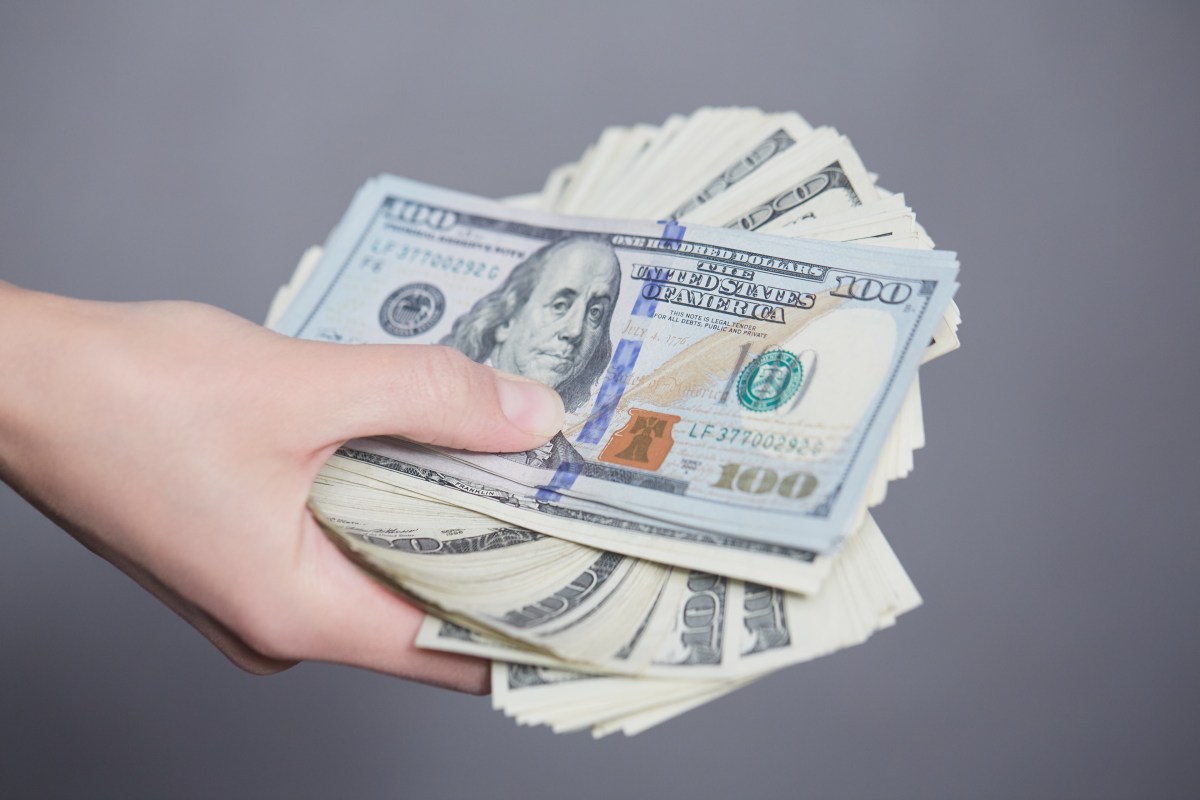 Proyecto de ley propone pagos automáticos de hasta $1,500 para atención médica