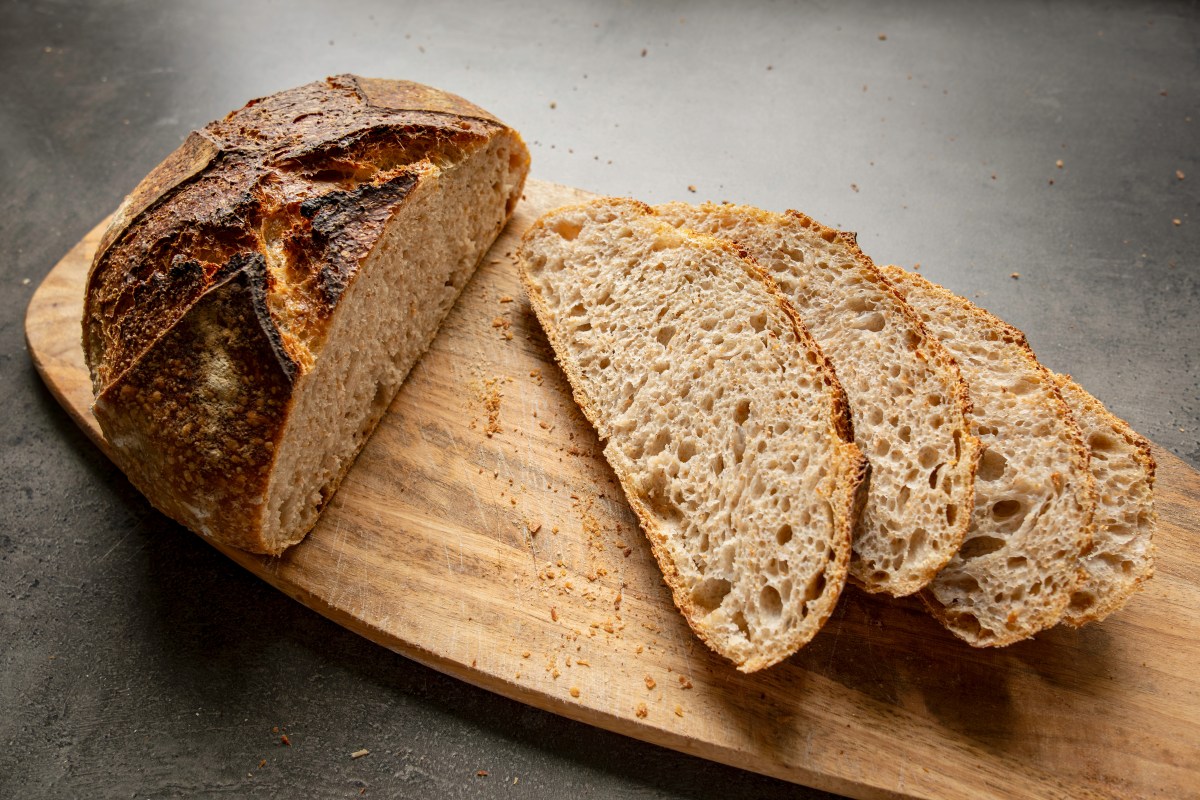 Cómo el proceso de fermentación del pan de masa madre modifica el impacto glucémico