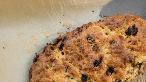 El desayuno perfecto después de las fiestas: scones de cerezas secas con textura hojaldrada y un toque de crema de limón.