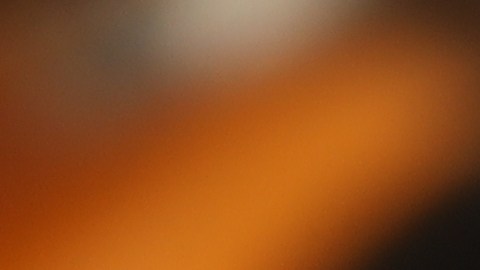 Pelar la naranja en vez de cortarla te asegura el albedo, la fuente principal de flavonoides antiinflamatorios.