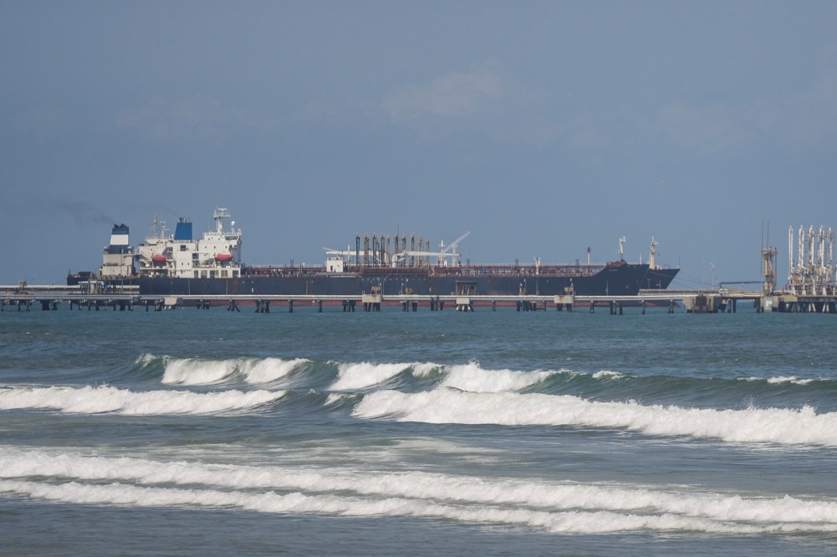 Trump ordena bloqueo total a los petroleros sancionados que entren y salgan de Venezuela