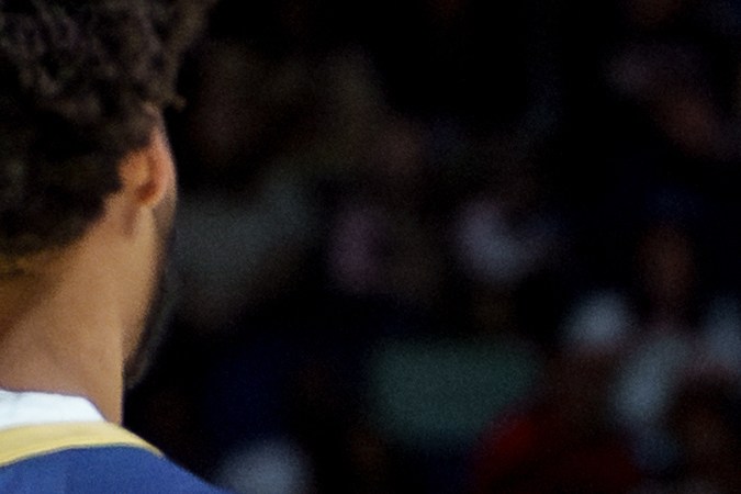 El base de los New Orleans Pelicans, José Alvarado (15), y el pívot de los Phoenix Suns, Mark Williams (15), se enzarzan en una pelea durante el tercer cuarto antes de ser expulsados durante un partido de baloncesto de la NBA en Nueva Orleans, el sábado 27 de diciembre de 2025. (Foto AP/Matthew Hinton)