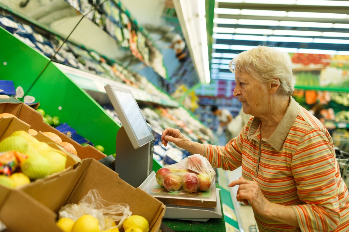 Jugador de Powerball gana $1 millón y asegura que encontrarse con su abuela le dio suerte