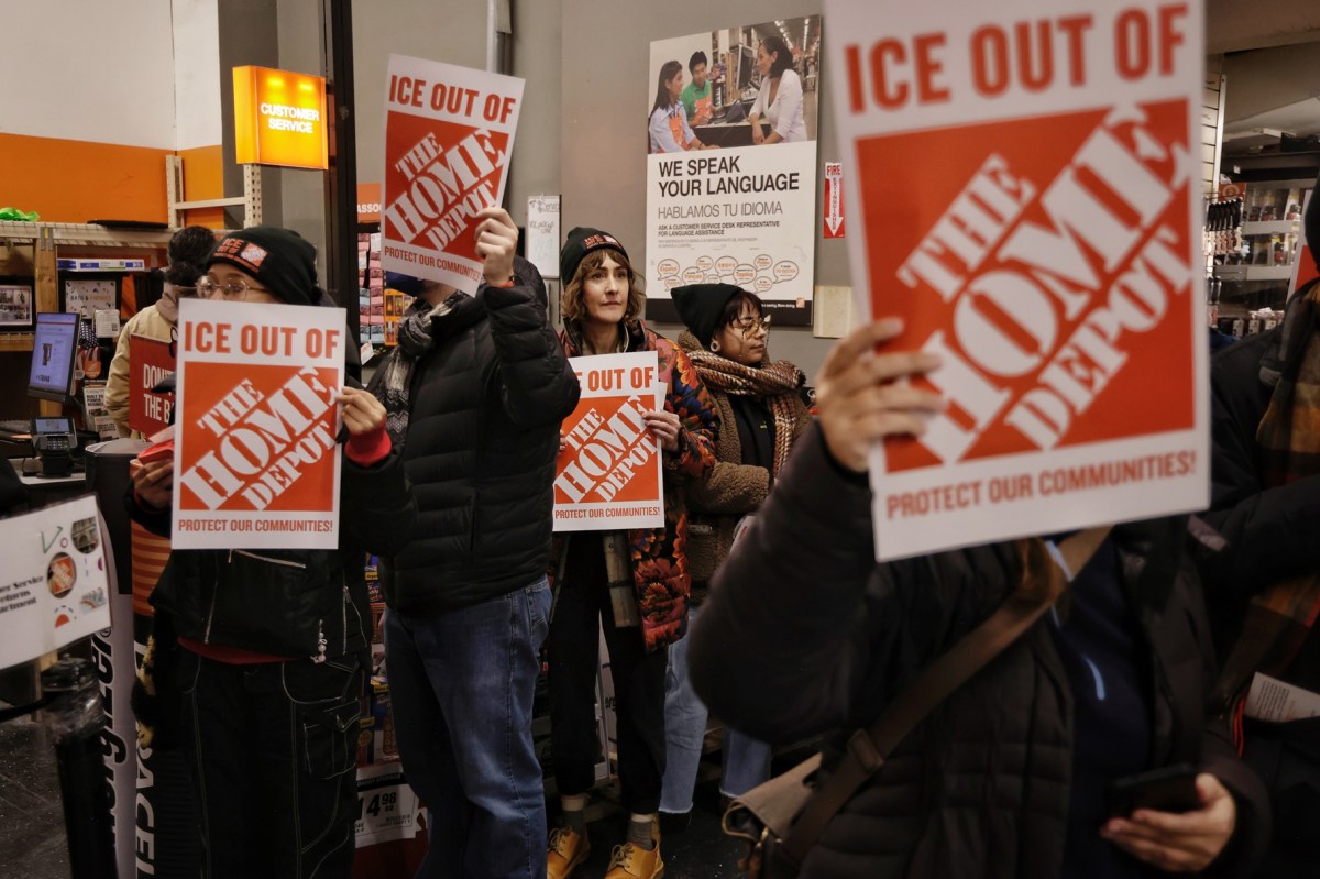 Migrantes protestaron en Home Depot de Manhattan para exigir que se detengan las redadas de ICE en sus tiendas