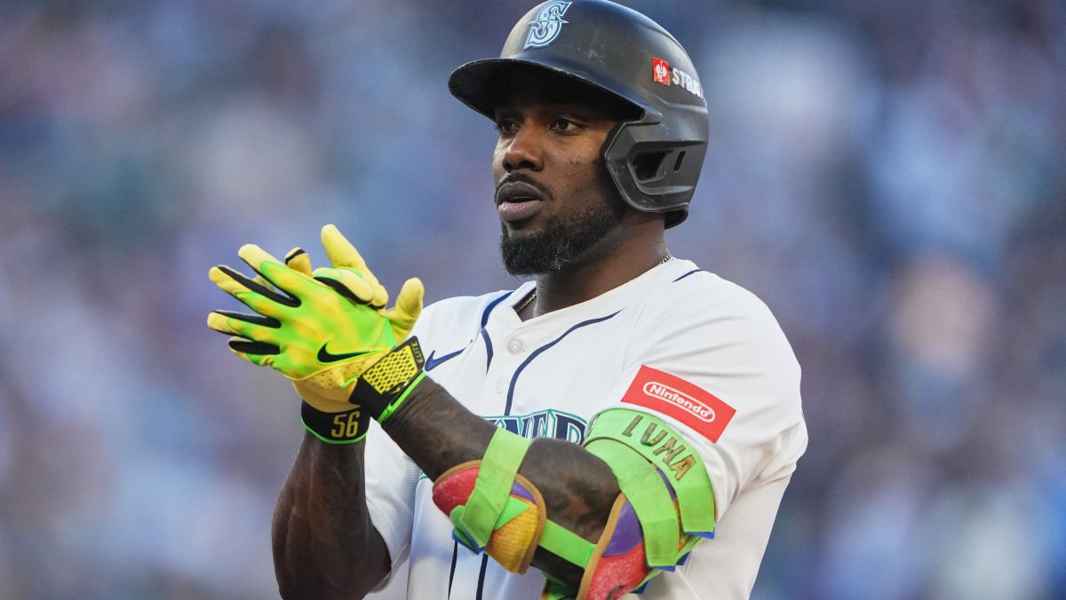 Randy Arozarena sorprende a sus entrenadores de infancia con autos de regalo