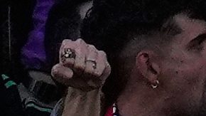 Los aficionados del Rayo Vallecano reaccionan mientras ven un partido de fútbol de la Liga española entre el Rayo Vallecano y el Real Madrid en Madrid, España, el domingo 9 de noviembre de 2025.