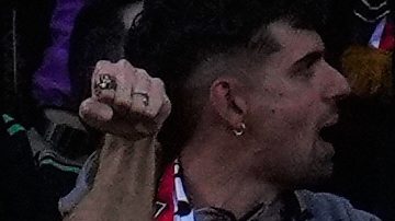 Los aficionados del Rayo Vallecano reaccionan mientras ven un partido de fútbol de la Liga española entre el Rayo Vallecano y el Real Madrid en Madrid, España, el domingo 9 de noviembre de 2025.