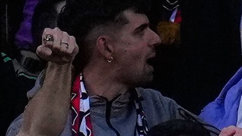 Los aficionados del Rayo Vallecano reaccionan mientras ven un partido de fútbol de la Liga española entre el Rayo Vallecano y el Real Madrid en Madrid, España, el domingo 9 de noviembre de 2025.