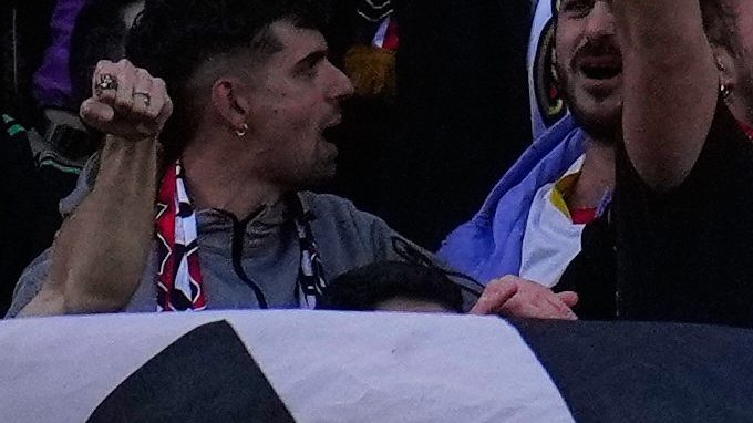 Los aficionados del Rayo Vallecano reaccionan mientras ven un partido de fútbol de la Liga española entre el Rayo Vallecano y el Real Madrid en Madrid, España, el domingo 9 de noviembre de 2025.
