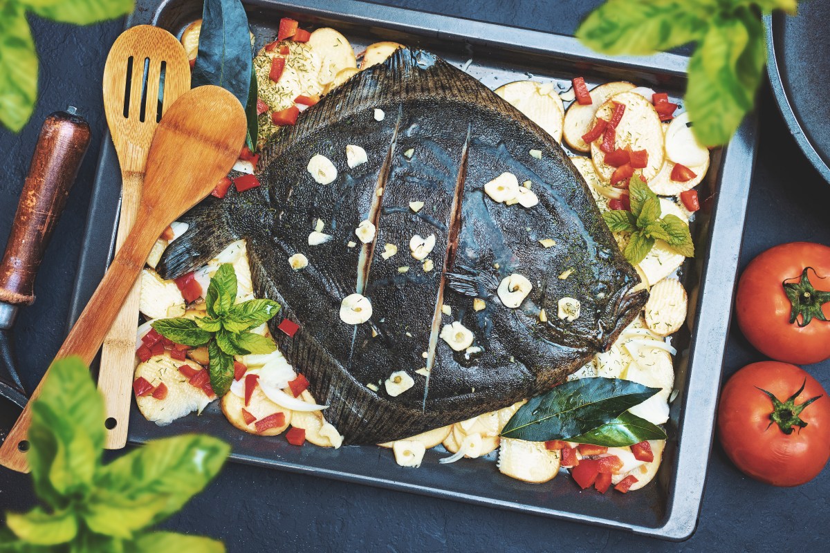 Receta fácil:Rodaballo al horno con papas y vinagreta de ajo