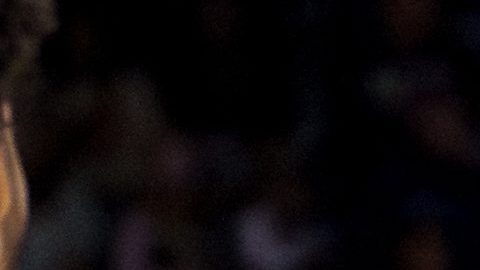 El base de los New Orleans Pelicans, José Alvarado (15), y el pívot de los Phoenix Suns, Mark Williams (15), se enzarzan en una pelea.