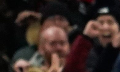 Patrick Dorgu, del Manchester United, a la derecha, celebra tras marcar el primer gol durante el partido de la Premier League inglesa entre el Manchester United y el Newcastle en Manchester, Inglaterra, el viernes 26 de diciembre de 2025.