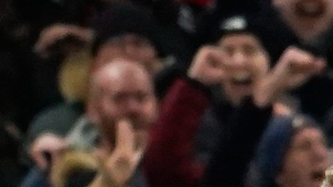 Patrick Dorgu, del Manchester United, a la derecha, celebra tras marcar el primer gol durante el partido de la Premier League inglesa entre el Manchester United y el Newcastle en Manchester, Inglaterra, el viernes 26 de diciembre de 2025.