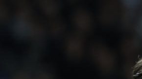 El delantero brasileño del Real Madrid, Vinicius Junior (d), remata ante el defensa del Sevilla, Juanlu Sánchez, durante el encuentro de la jornada 17 de LaLiga entre Real Madrid y Sevilla FC celebrado este sábado en el estadio Santiago Bernabéu, en Madrid.