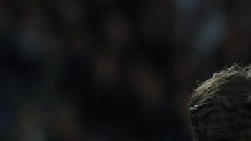 El delantero brasileño del Real Madrid, Vinicius Junior (d), remata ante el defensa del Sevilla, Juanlu Sánchez, durante el encuentro de la jornada 17 de LaLiga entre Real Madrid y Sevilla FC celebrado este sábado en el estadio Santiago Bernabéu, en Madrid.