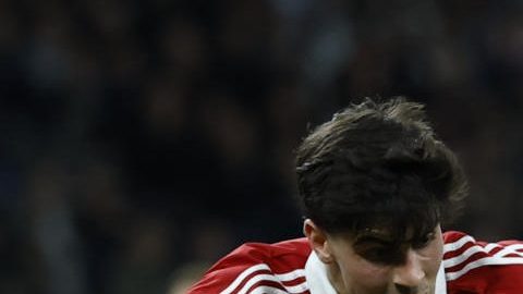 El delantero brasileño del Real Madrid, Vinicius Junior (d), remata ante el defensa del Sevilla, Juanlu Sánchez, durante el encuentro de la jornada 17 de LaLiga entre Real Madrid y Sevilla FC celebrado este sábado en el estadio Santiago Bernabéu, en Madrid.