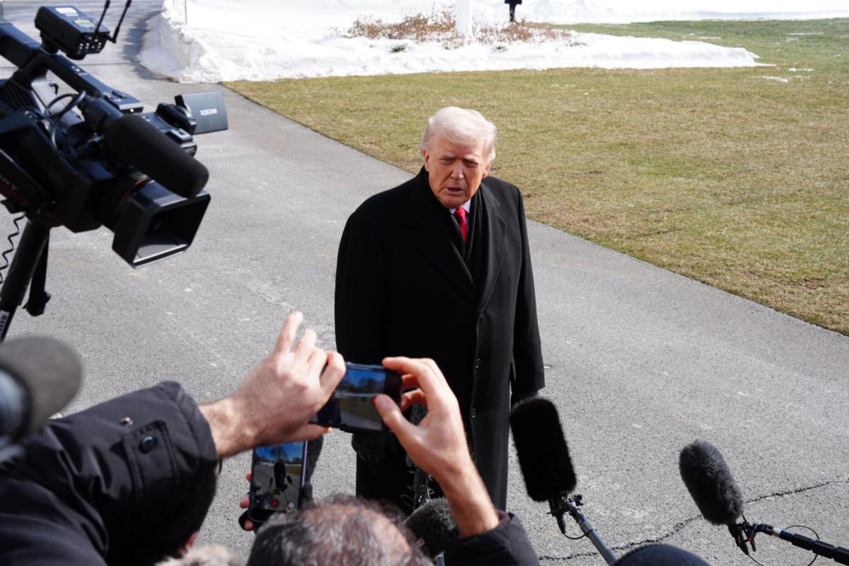 Trump dice que Noem no renunciará tras tiroteo de Minnesota