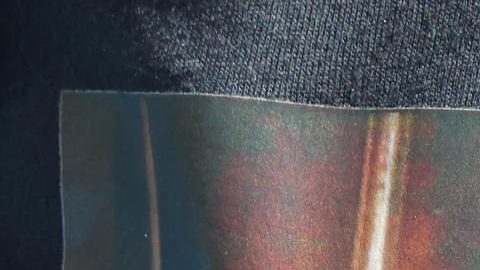 Una persona viste una camiseta con la imagen de Nicolás Maduro, con la frase "Capturado".