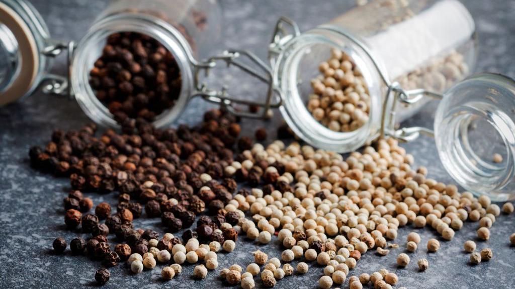 Descubre cómo la pimienta negra potencia la absorción de nutrientes en tus comidas