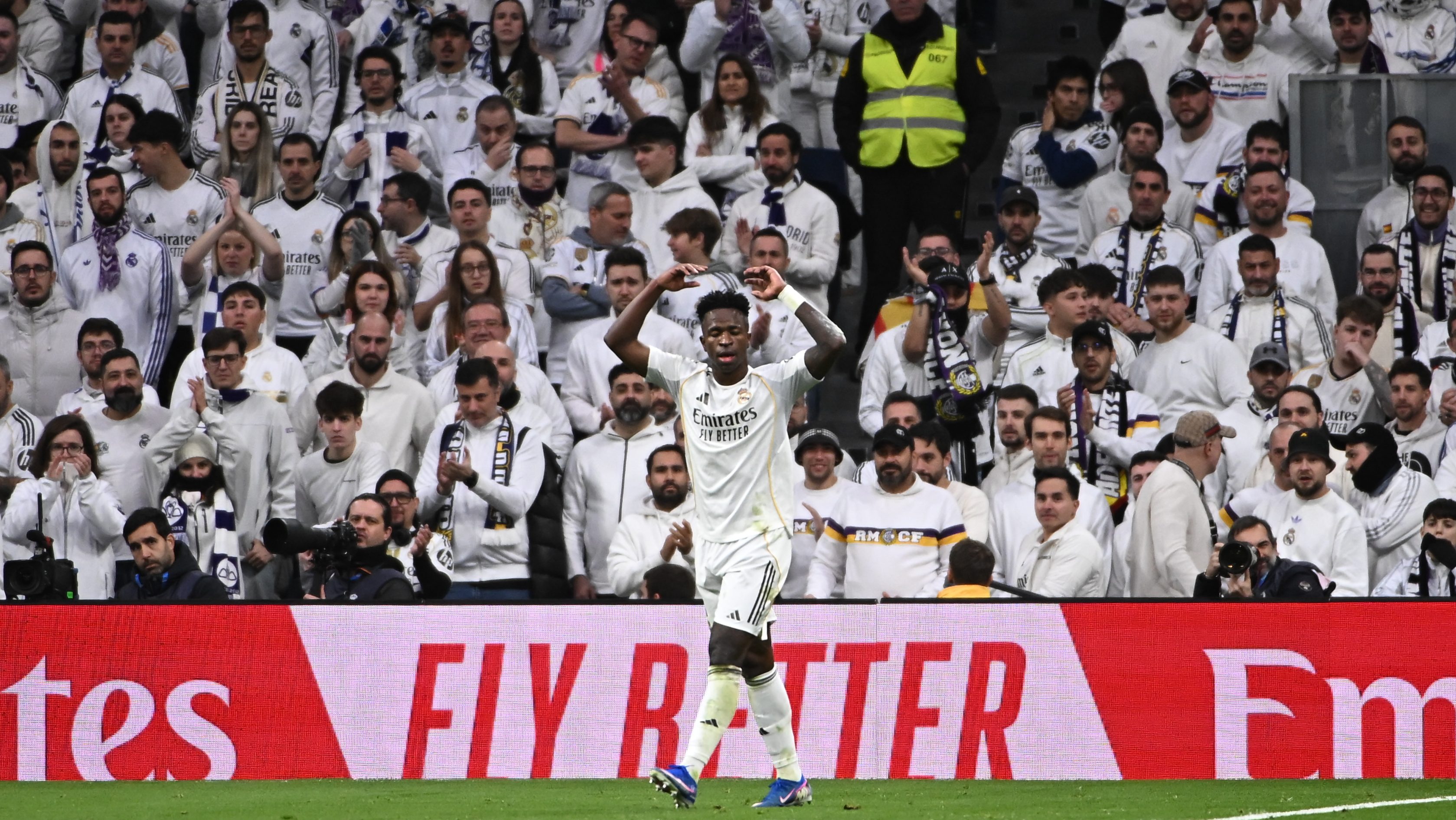 Real Madrid derrota a Levante en una lluvia de abucheos en el Bernabéu ...