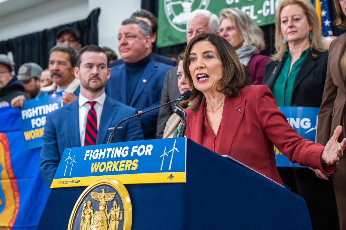 Gobernadora Hochul arreciará lucha contra patronos que roben salarios a trabajadores