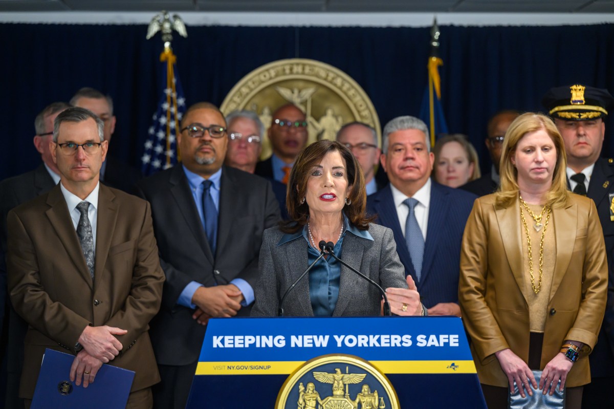 Gobernadora Hochul busca prohibir que policías municipales de NY colaboren con La Migra